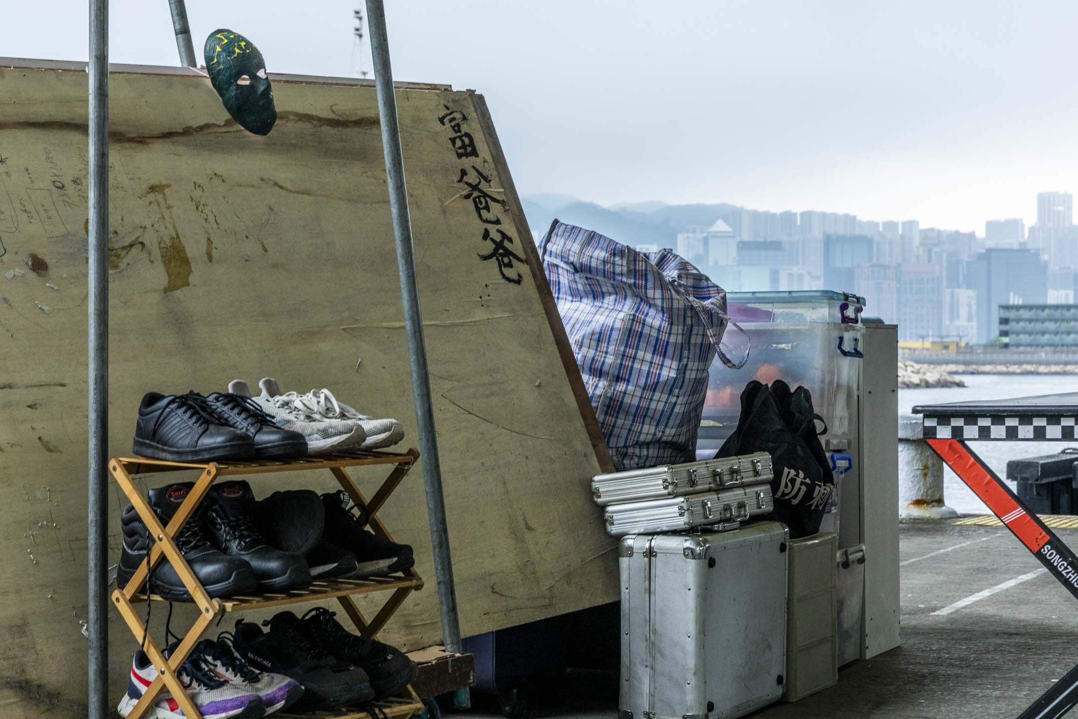 街友要把屋内的物品和家私移到码头旁的空地。摄:林振东/端传媒