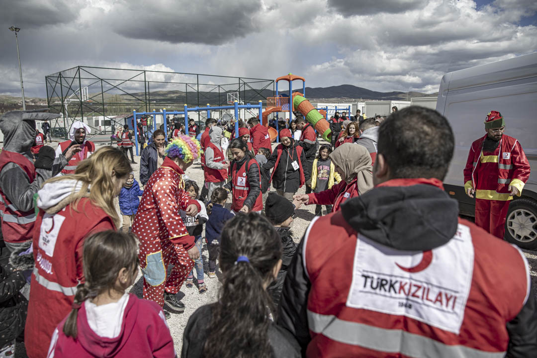 2023年3月30日,土耳其红新月会(Turkish Red Crescent)志愿者在地震灾场与幸存者儿童共舞。摄:Hilmi Tunahan Karakaya/Anadolu Agency via Getty Images