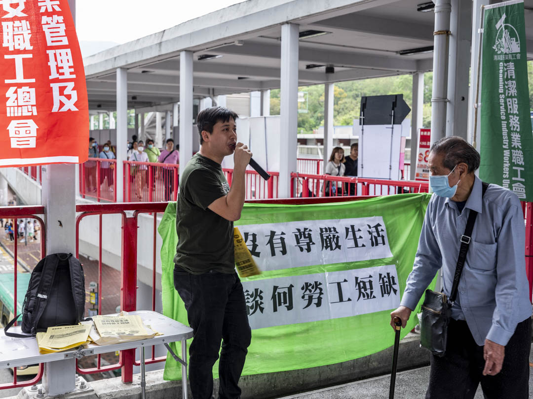2023年5月1日,杜振豪以清潔服務業職工會及物業管理及保安職工總會名義,一行3人在荃灣擺設街站。攝:林振東/端傳媒