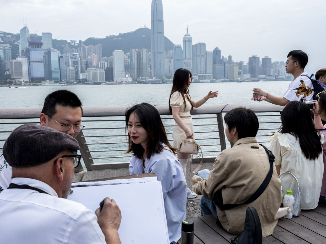 2023年5月1日,內地旅客在尖沙咀星光大道遊覽欣賞維港景色。攝:林振東/端傳媒