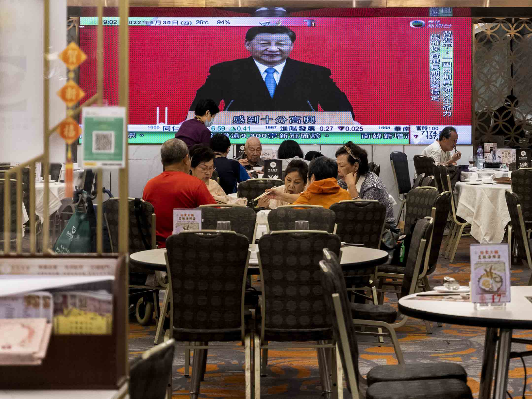 2022年6月30日,國家主席習近平乘高鐵抵港,凖備出席新一屆港府就職宣誓儀式及視察香港,香港一家酒樓的電視播放有關的新聞片段。攝:林振東/端傳媒