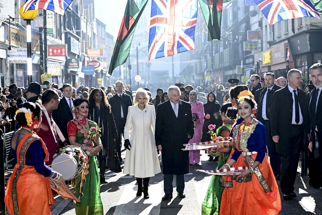2023年2月8日,英國國王查理斯三世和皇后卡米拉訪問倫敦東部的布里克巷,與慈善機構和企業會面。攝:Eddie Mulholland/Pool via AP/達志影像