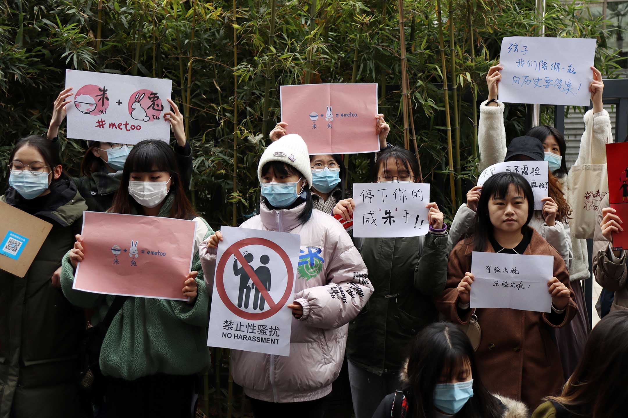 2020年12月2日,北京,法庭審理中國中央電視台主持人的性騷擾案件,支持者在外舉著#MeToo和其他標語聲援周曉璇。攝:Florence Lo/Reuters/達志影像