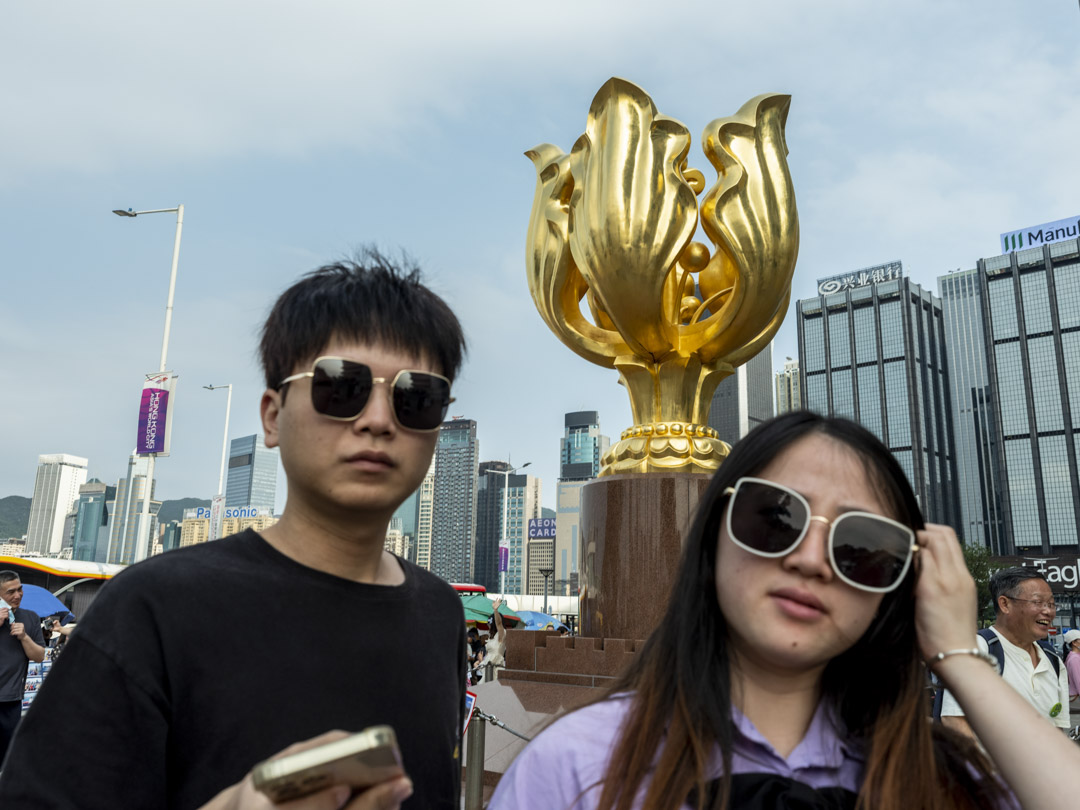 2023年4月30日,旅客遊覧香港金紫荊廣場。攝:林振東/端傳媒