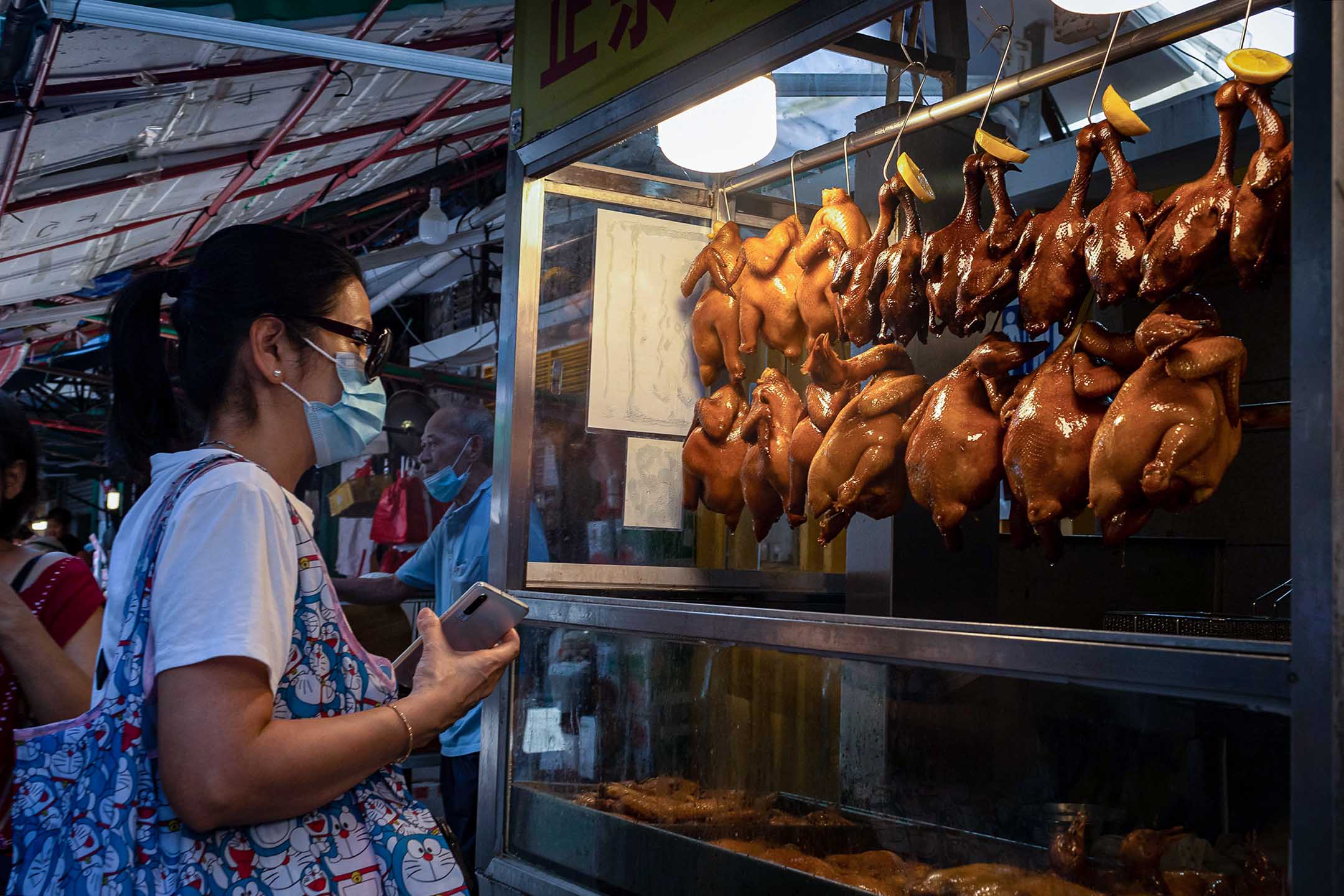 2022年10月6日,澳門的市場内出售燒味。攝:Eduardo Leal/Bloomberg via Getty Images