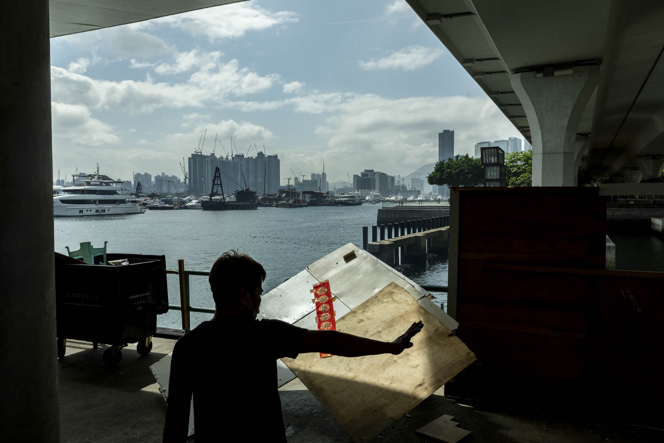 观塘公众码头的木屋外不远处,就是众多市民游览的观塘海滨长廊。摄:林振东/端传媒