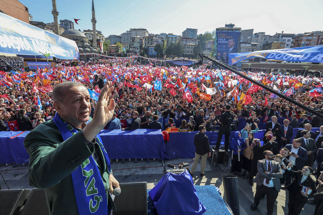 2023年5月3日，土耳其總統埃爾多安 在土耳其里澤舉行的選舉集會上向人群致意。攝：TUR Presidency/Murat Cetinmuhurdar / Handout/Anadolu Agency via Getty Images