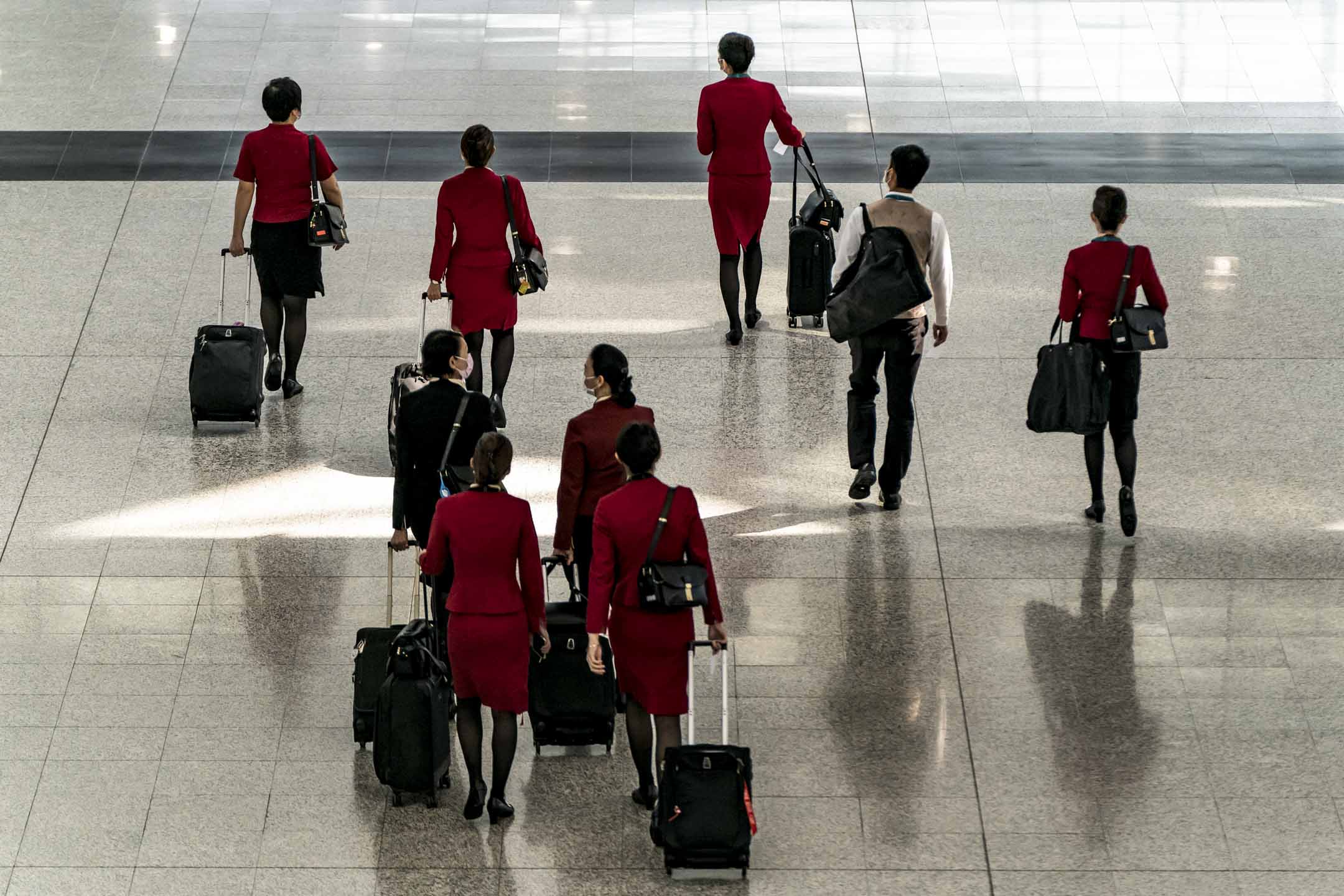 2020年10月21日,國泰航空機組人員在香港國際機場的入境大堂。攝:Anthony Kwan/Getty Images