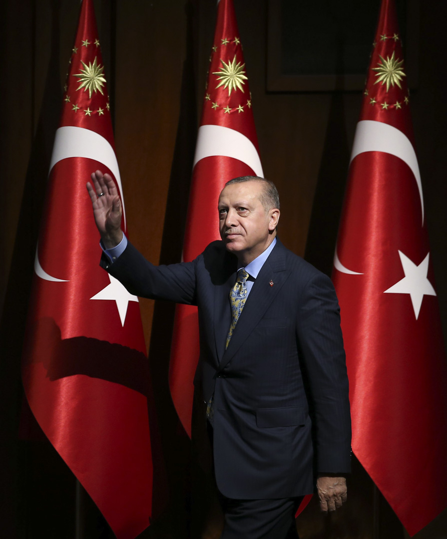 2018年10月23日,土耳其总统埃尔多安(Recep Tayyip Erdoğan)在国民议会和文化中心举行的一个会议期间向人群致意。摄:Rasit Aydogan/Anadolu Agency/Getty Images