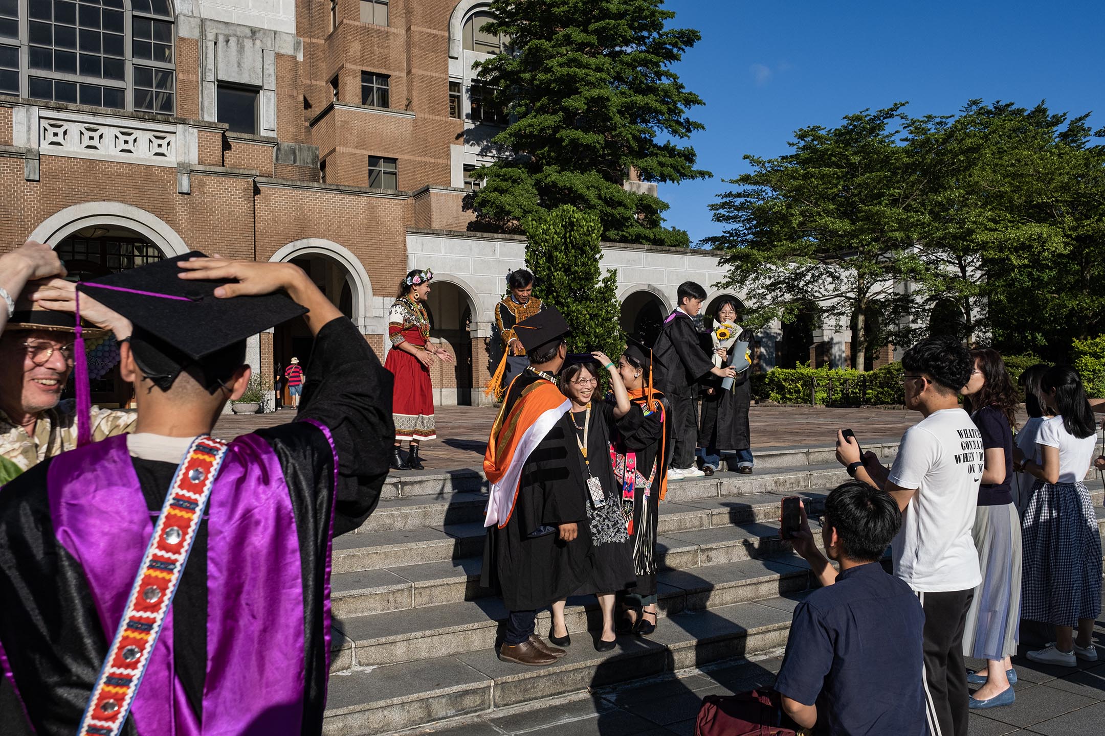 2023年5月28日,國立台灣大學,畢業生在拍攝畢業照。攝:陳焯煇/端傳媒
