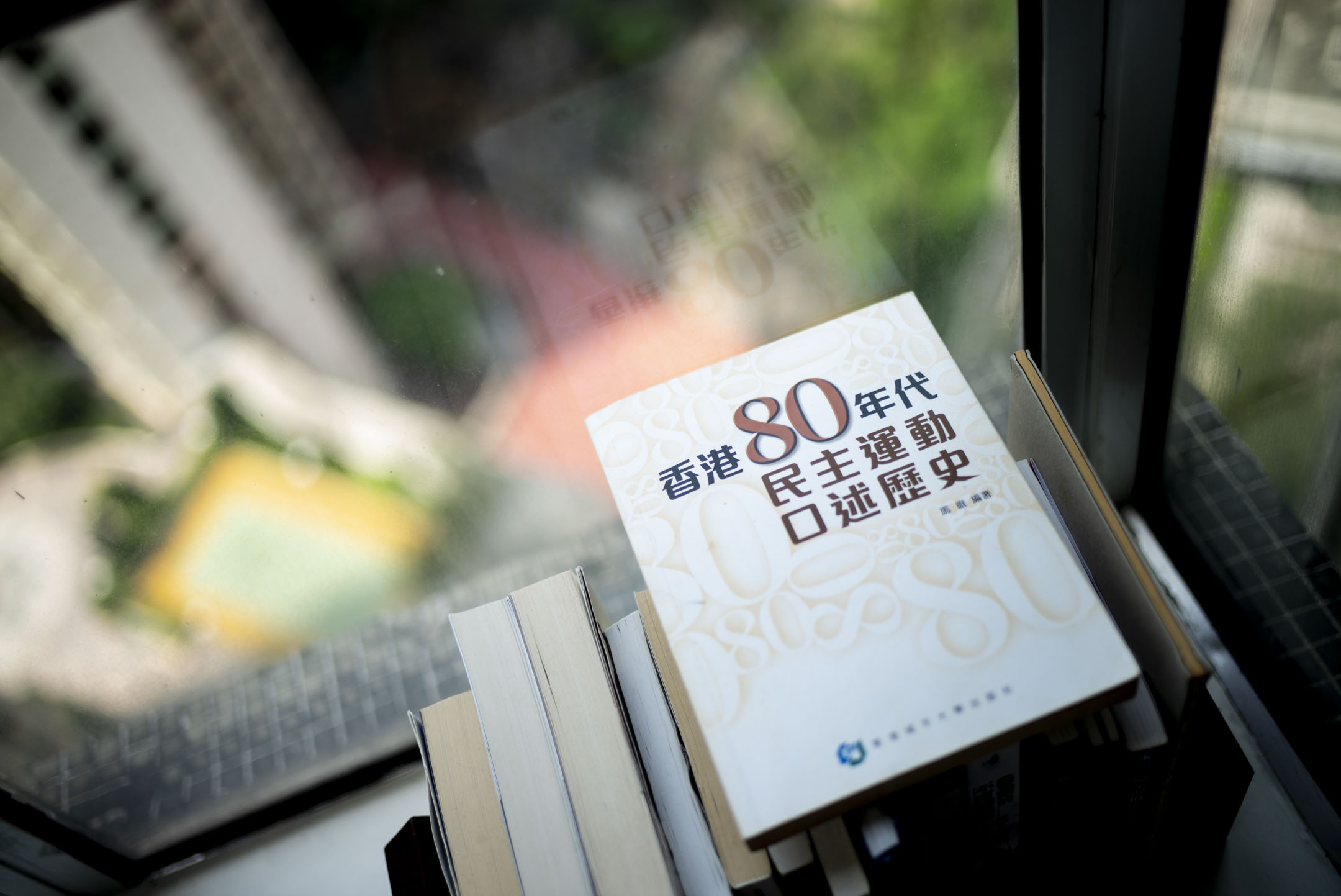 馬嶽《香港80年代民主運動口述歷史》。攝:林振東/端傳媒