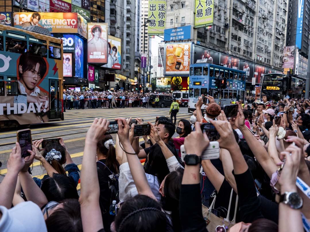 2023年4月30日,香港樂團Mirror的姜濤24歲生日,過萬名粉絲聚集在銅鑼灣的路旁,等待「姜濤號」電車。攝:林振東/端傳媒