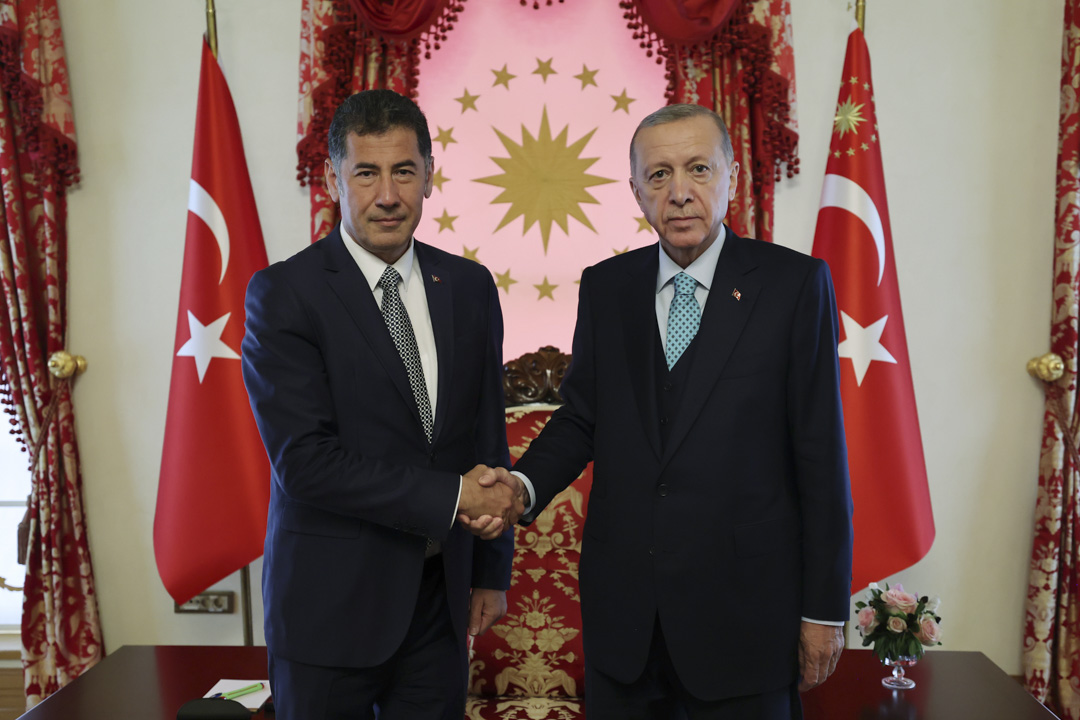 2023年5月19日，土耳其總統埃爾多安（Recep Tayyip Erdoğan）在土耳其伊斯坦堡辦公室會見總統大選第三位候選人錫南·奧甘（Sinan Ogan）。攝：TUR Presidency / Murat Cetinmuhurdar / Handout/Anadolu Agency via Getty Images