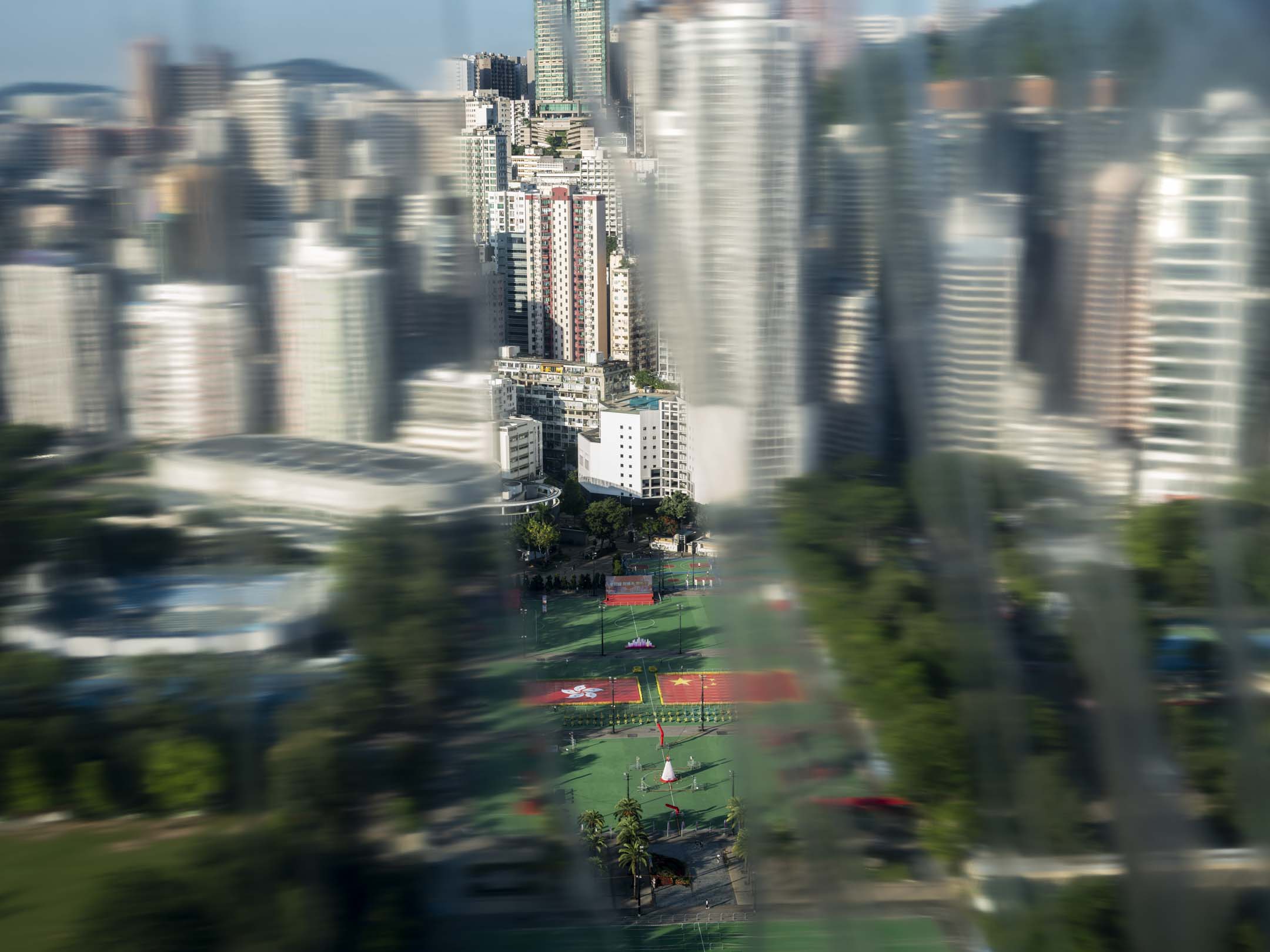 2022年6月28日,2022年6月28日,香港維多利亞公園有巨型國旗與特區區旗的裝飾。攝:林振東/端傳媒