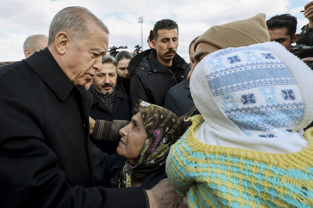 2023年2月10日,土耳其總統埃爾多安在地震後探望災民。攝:Turkish Presidency / Murat Cetinmuhurdar / Handout/Anadolu Agency via Getty Images