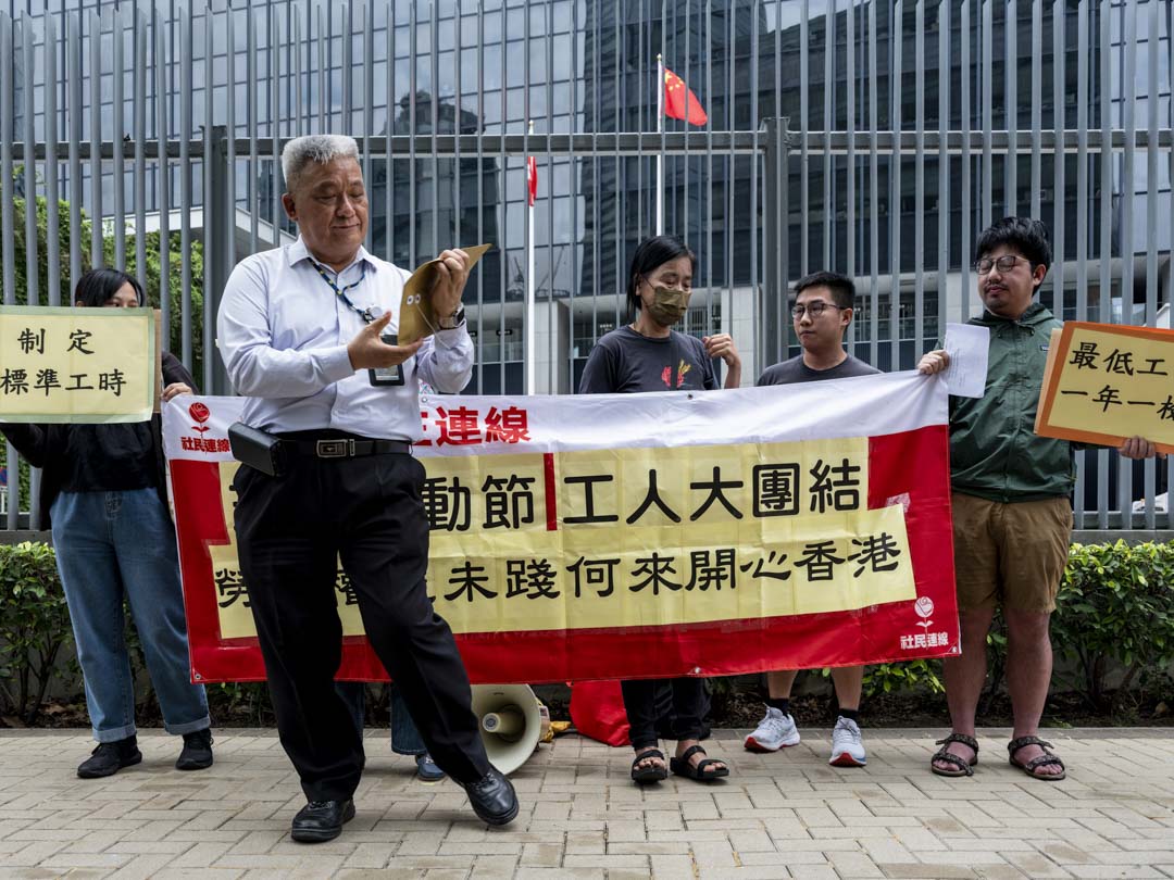 2023年5月1日,社民連5名代表到政總門外請願,促請訂立標準工時、最低工資一年一檢及反對輸入外勞。攝:林振東/端傳媒