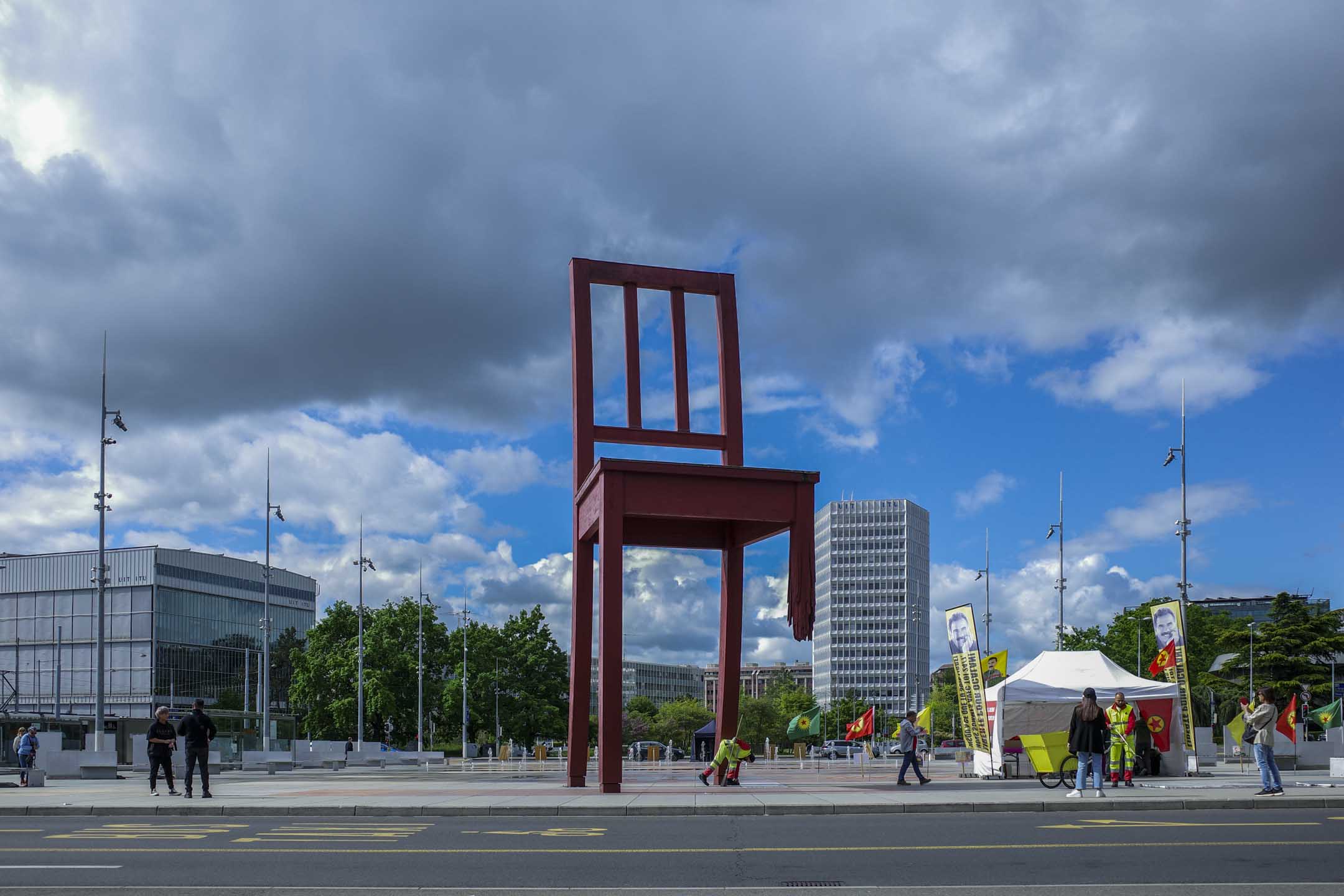 联合国办事处门前Broken Chair。摄影:尤家明