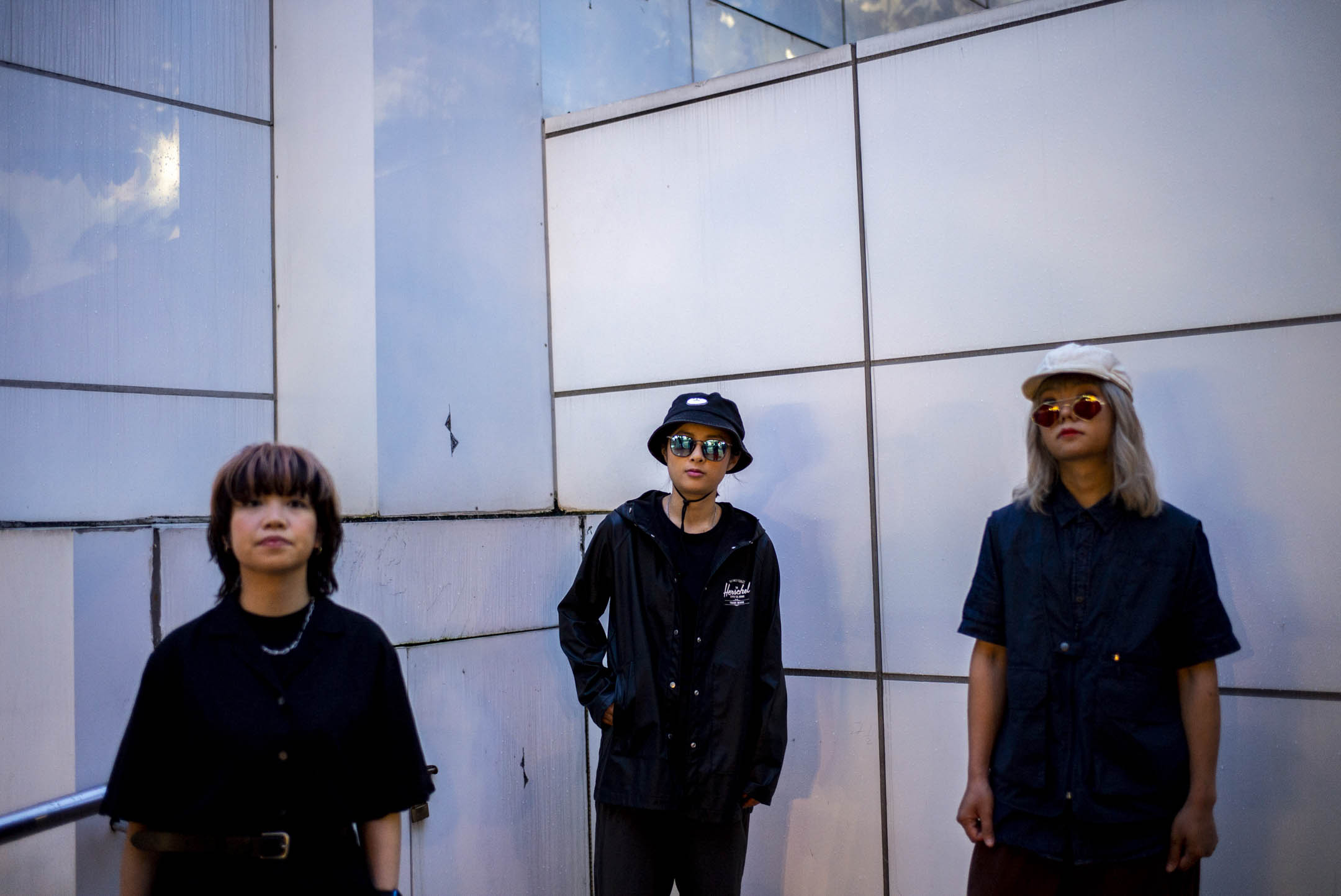 雞蛋蒸肉餅(GDJYB)三位成員包括貝斯手 Wing、樂隊主音 Soft和結他手 Soni。攝:林振東/端傳媒