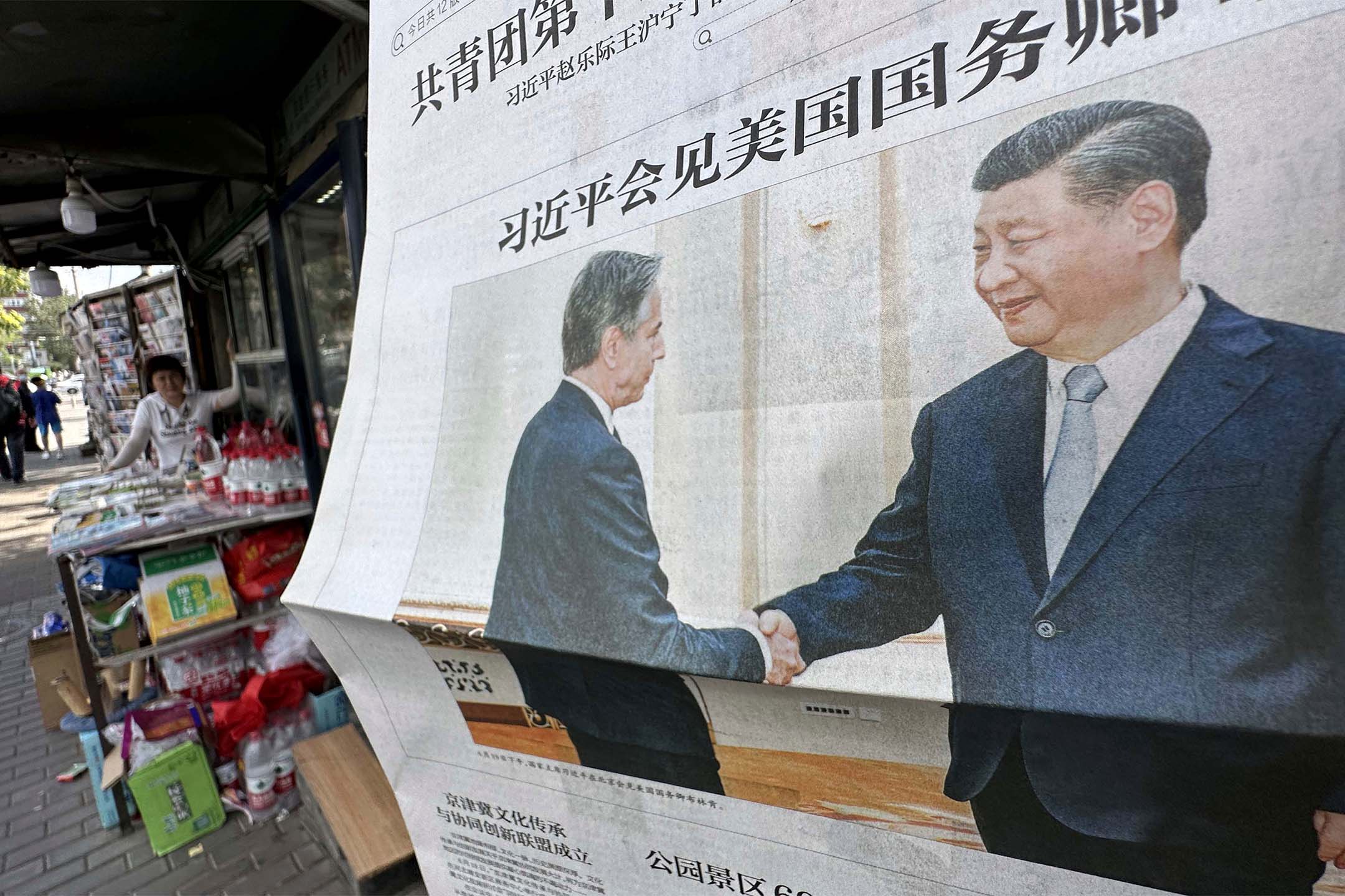 2023年6月20日,中国北京,一份报纸上印有国家主席习近平与美国国务卿布林肯会面的照片。摄:The Yomiuri Shimbun/AP/达志影像