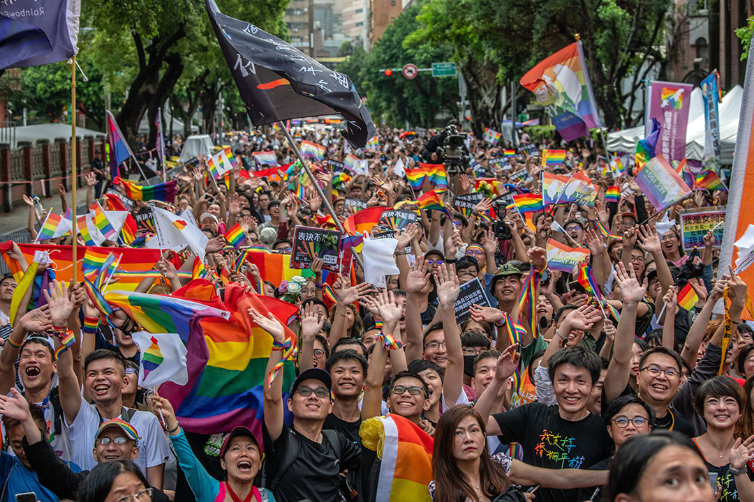 2019年5月17日,过千名支持者聚集在街头上,庆祝台湾在16日投票通过同性婚姻合法化。摄:Carl Court/Getty Images