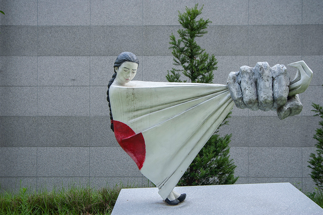 2019年8月13日,韓國光州,公園內展出慰安婦的雕塑,該公園是二戰期間日軍性奴役受害者的避難所。攝:Seung-il Ryu/NurPhoto via Getty Images