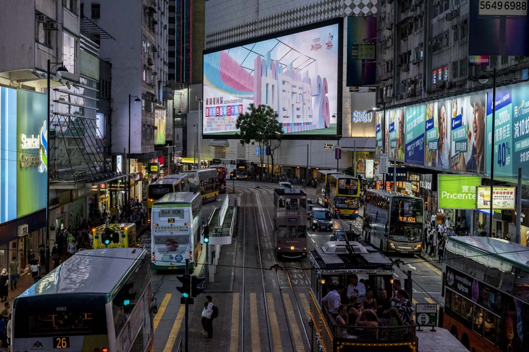 2023年6月29日,銅鑼灣SOGO大電視播放慶回歸廣告。攝:林振東/端傳媒