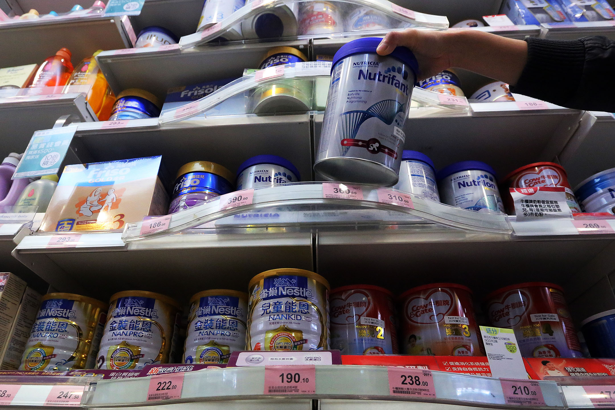 2015年1月6日,香港,商店内擺放一罐罐不同品牌的奶粉。攝:Felix Wong/South China Morning Post via Getty Images