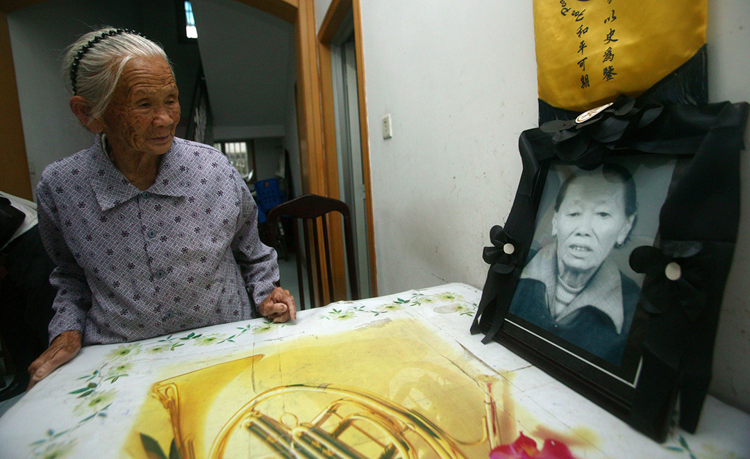 2007年7月7日,中國南京,前慰安婦魏少蘭,在「盧溝橋事變」70紀念活動上,悼念已故慰安婦雷桂英。攝:China Photos/Getty Images