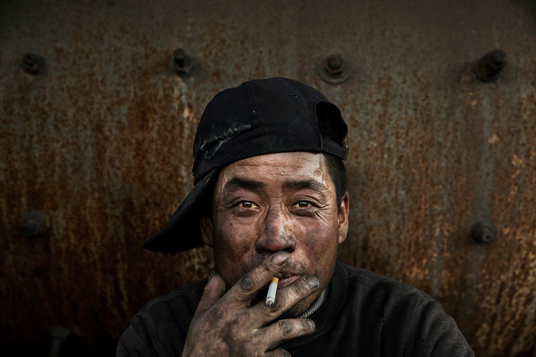 2016年11月3日，中國內蒙古，一名工人在休息時抽煙。攝：Kevin Frayer/Getty Images
