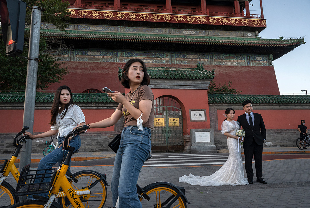 北京一雙正在拍攝婚紗照的情侶。攝：Kevin Frayer/Getty Images