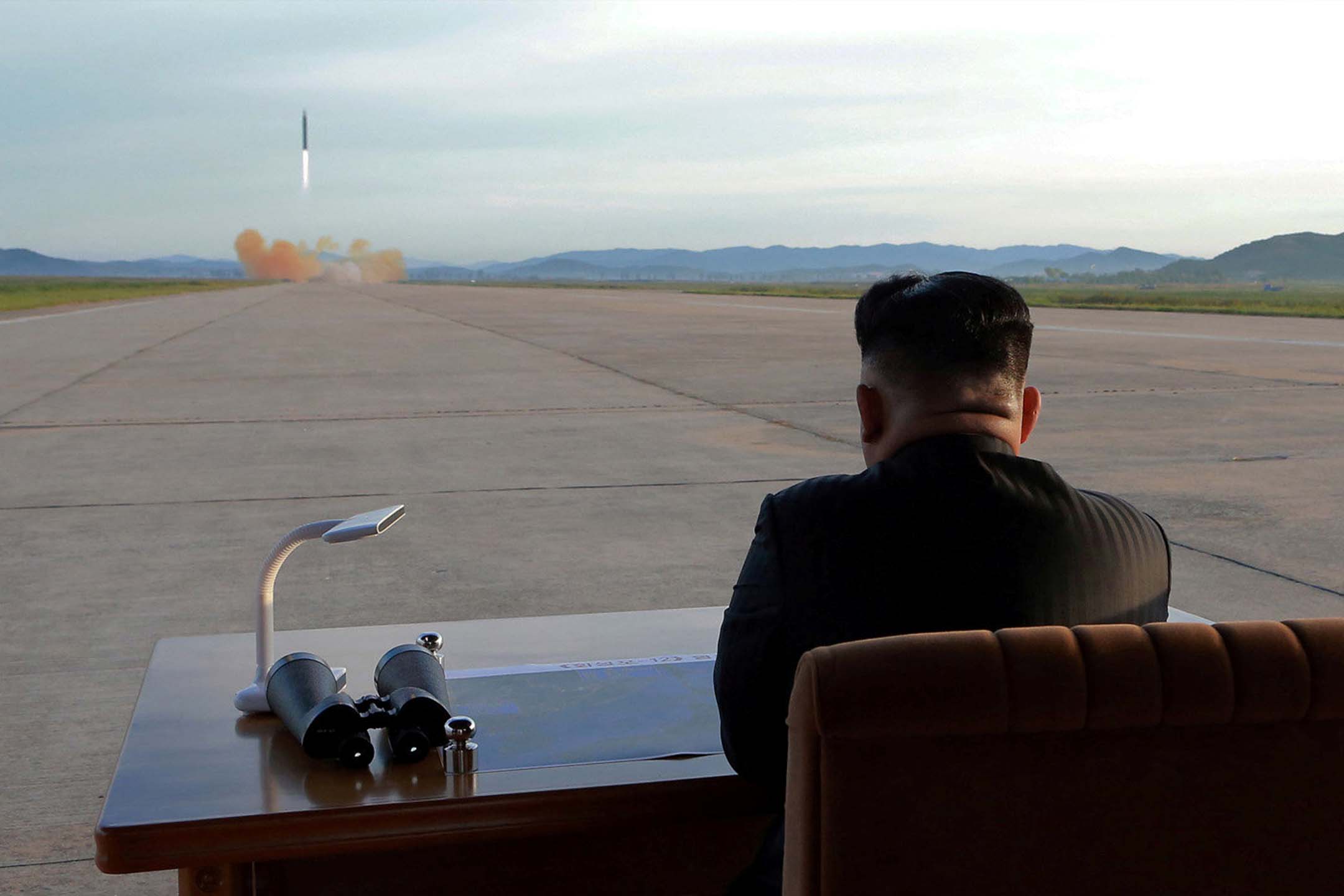 2017年9月16日,朝鲜领导人金正恩在观看导弹发射。摄:KCNA via Reuters/达志影像