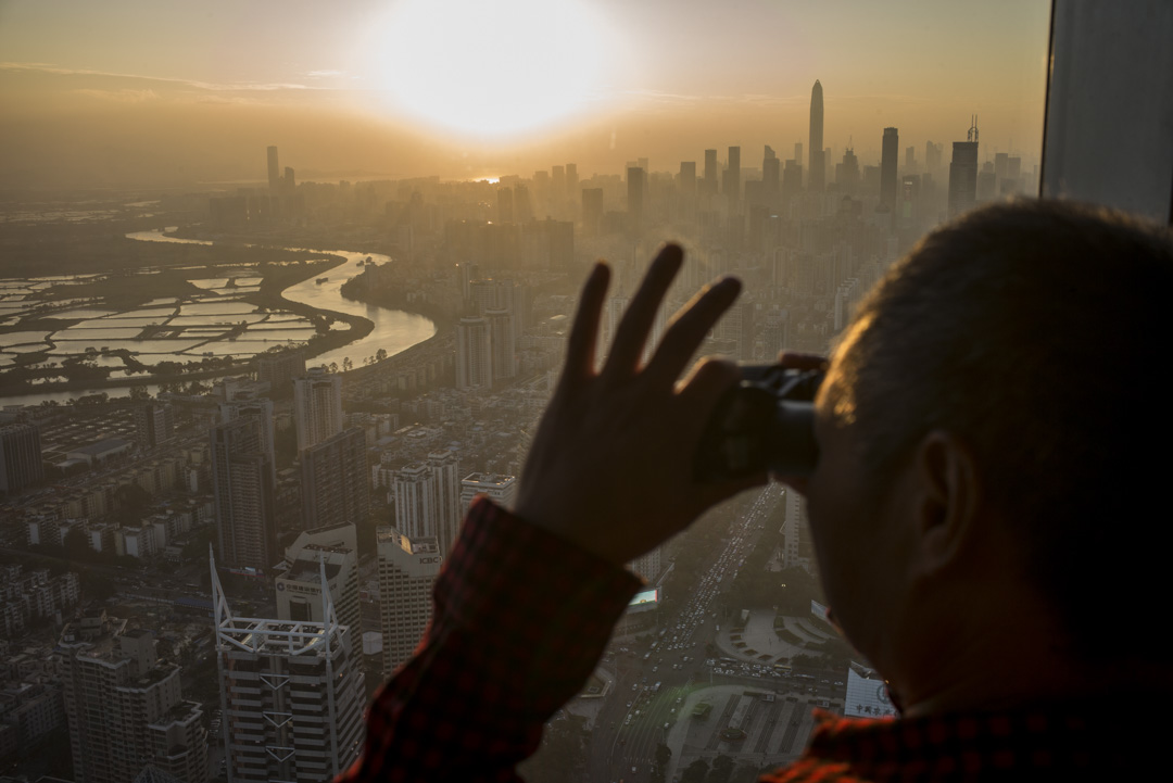2018年,深圳高楼眺望香港边境。摄:林振东/端传媒