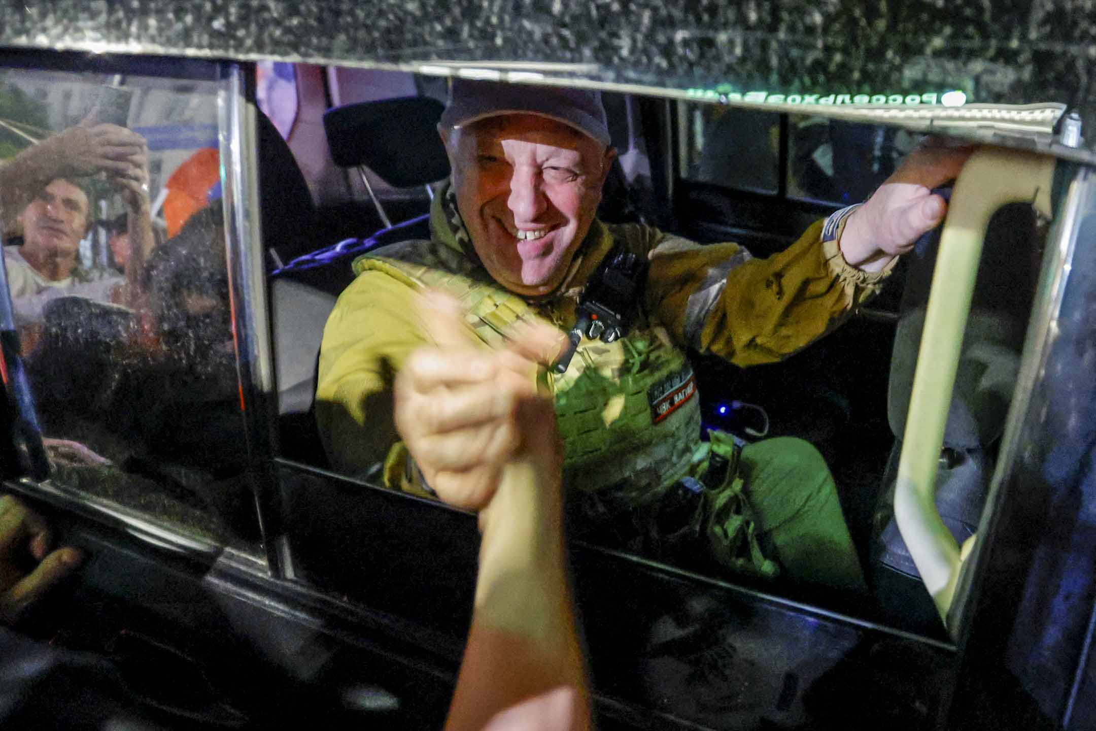 2023年6月24日,瓦格納僱傭軍首領普里戈任(Yevgeniy Prigozhin)與部隊也離開位於羅斯托夫的俄羅斯軍隊南部軍區總部 ,其間與現場人士握手。攝:Alexander Ermochenko/Reuters/達志影像
