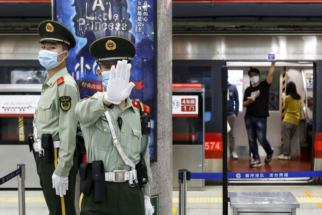 2020年5月19日,北京一名警察在地铁 1 号线车站维持秩序。摄:Thomas Peter/Reuters/达志影像