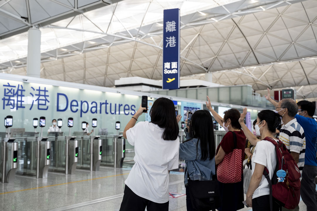2021年7月19日,英國政府於2020年因應國安法宣布BNO新制規定的「特許入境許可(LOTR)」即將到期,不少港人趕在期限前登上通往英國的飛機。攝:林振東/端傳媒