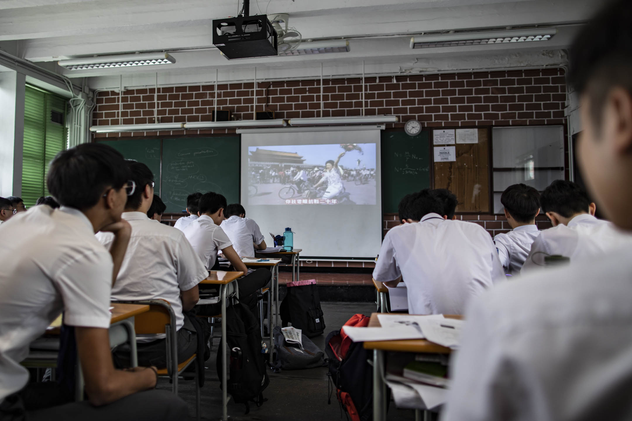 2019年5月3日,香港一间学校的课堂上,老师向学生简述六四当晚发生的事情前,会先让学生看一段由香港乐队Beyond演唱《抗战二十年》的MV。
摄:Stanley Leung/端传媒