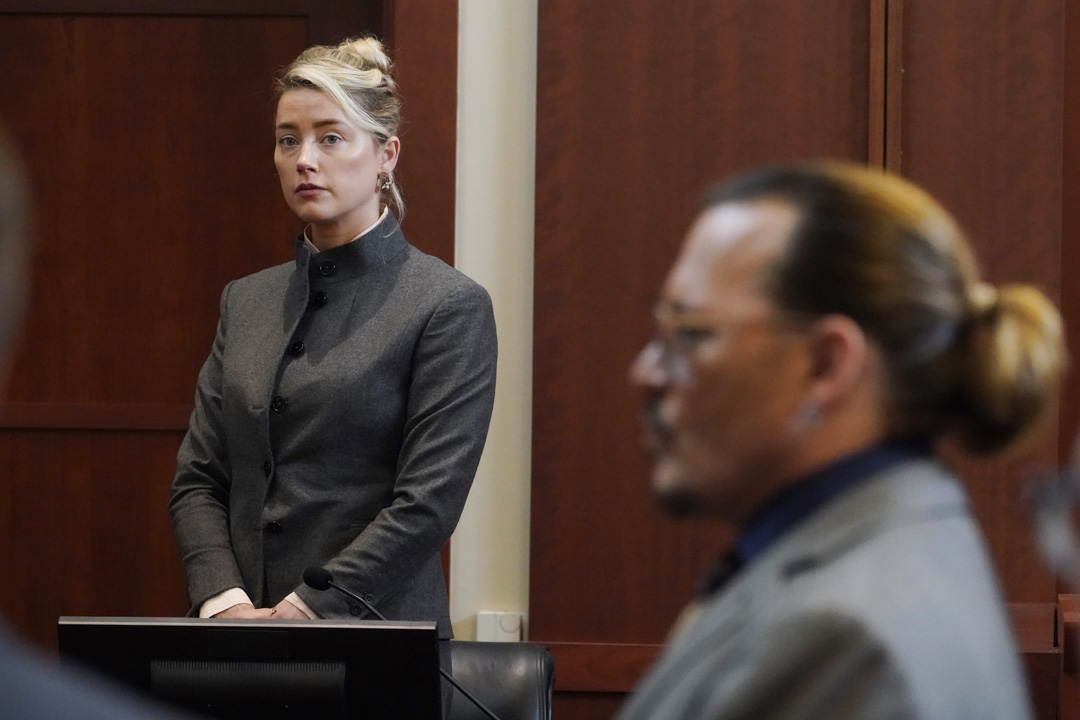 2022年5月16日,荷里活影星安柏(Amber Heard)和戴普(Johnny Depp)互相控告诽谤,其中二人在法院进行审讯。摄:Steve Helber/AP/达志影像