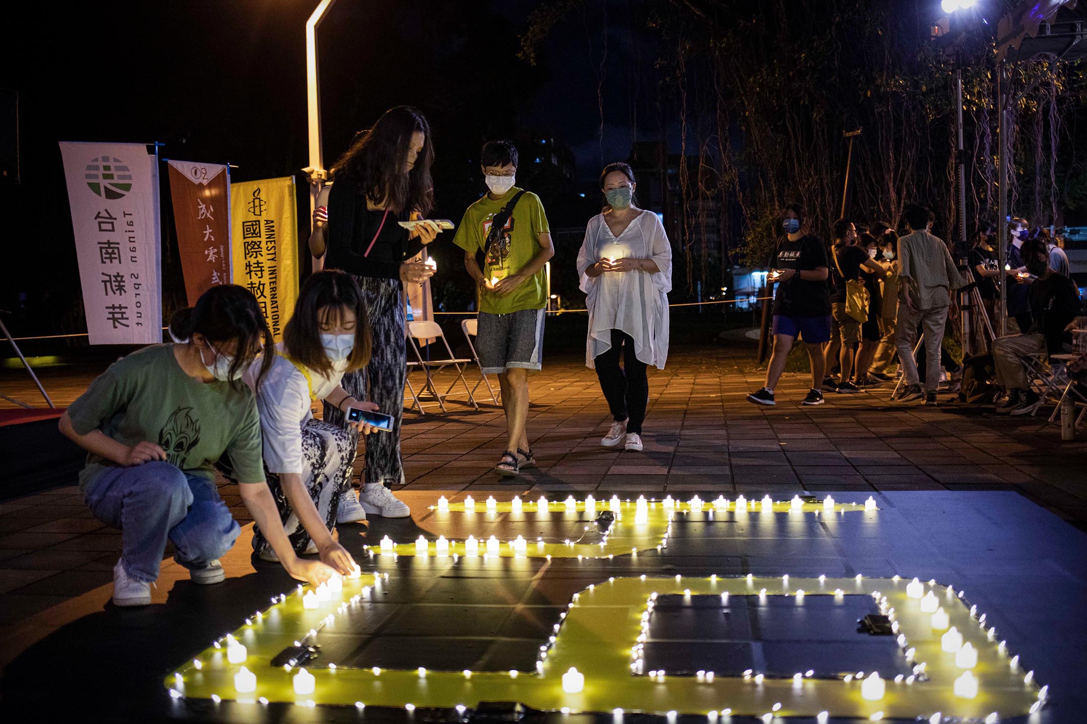 2022年6月2日，台南，六四舞台劇《5月35日》於成功大地光復校區博物館前的南榕廣場舉行放映，現場約有 120名民眾參與，當中皆有香港人與台灣人。攝：陳焯煇/端傳媒