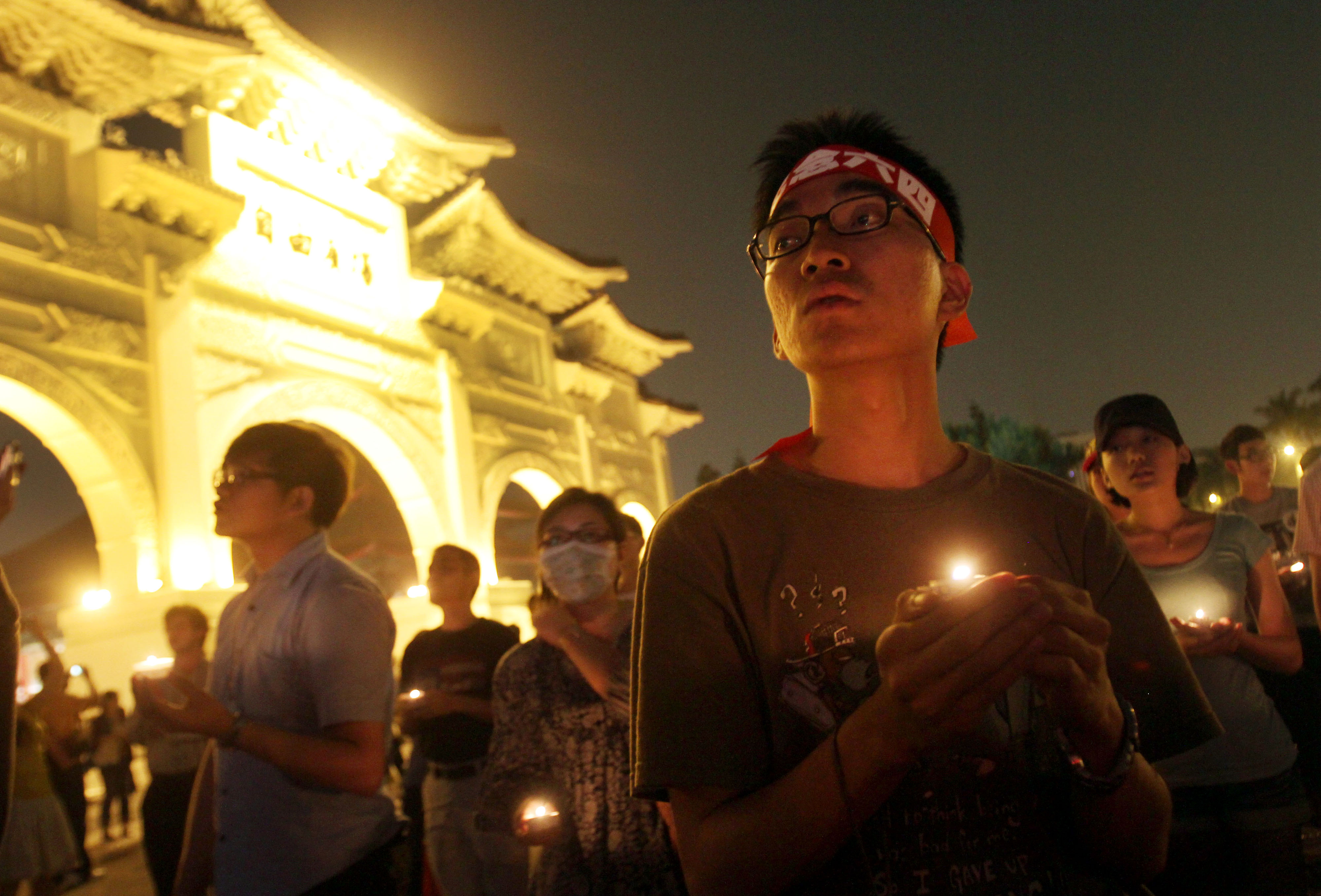 2011年6月4日,台北中正紀念堂自由廣場,民眾為1989年北京天安門廣場被壓倒的示威者舉行燭光夜會。攝:Chiang Ying Ying/AP/達志影像