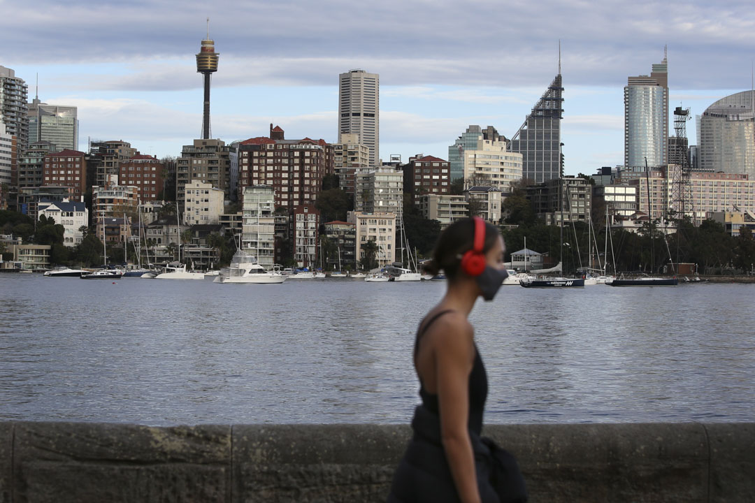 2021年8月23日,澳洲悉尼的 Rushcutters Bay,一個戴著口罩的女士在清晨鍛煉。攝:Lisa Maree Williams/Getty Images