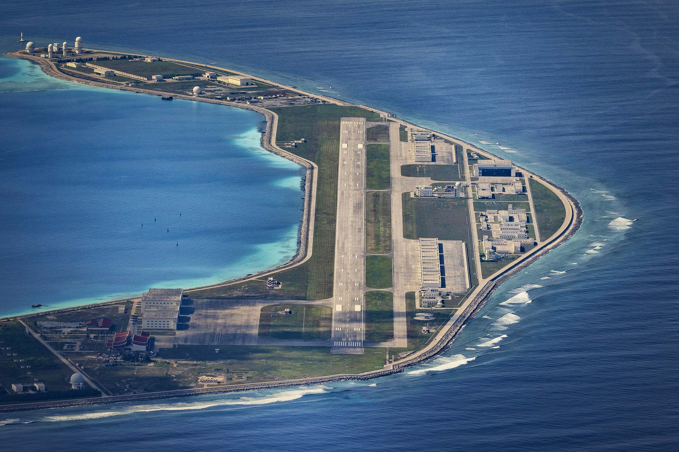 2022年10月25日,中国在南海南沙群岛美济礁建造的人工岛。摄:Ezra Acayan/Getty Images