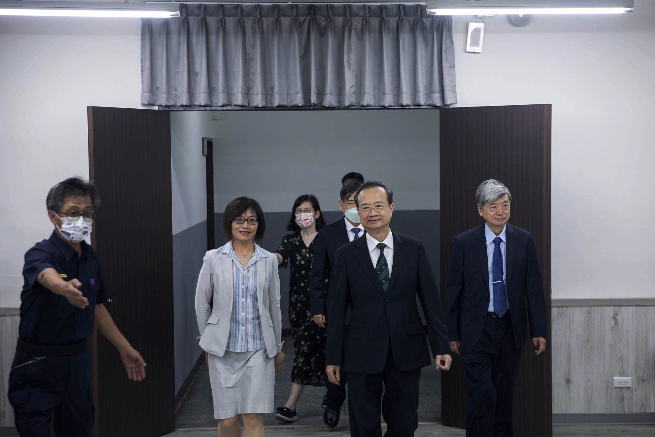2023年7月21日,台湾新北地方法院,台湾司法史上首起国民法官参与审判案件作成判决,宣判后举行记者会,新北地院院长王梅英(左)及司法院长许宗力(右)出席。摄:陈焯𪸩/端传媒