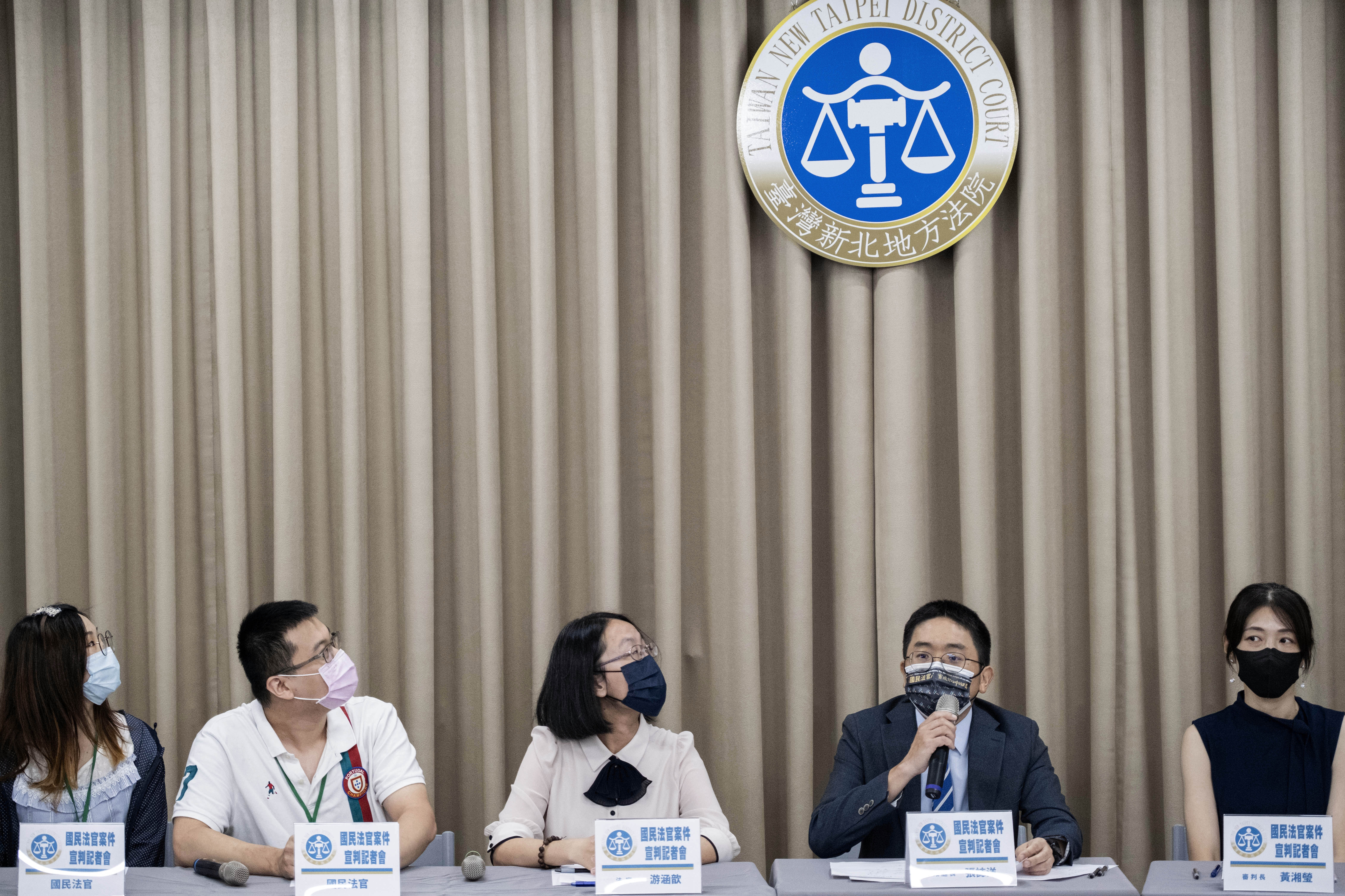 2023年7月21日,台湾新北地方法院,台湾司法史上首起国民法官参与审判案件作成判决,宣判后举行记者会。摄:陈焯𪸩/端传媒