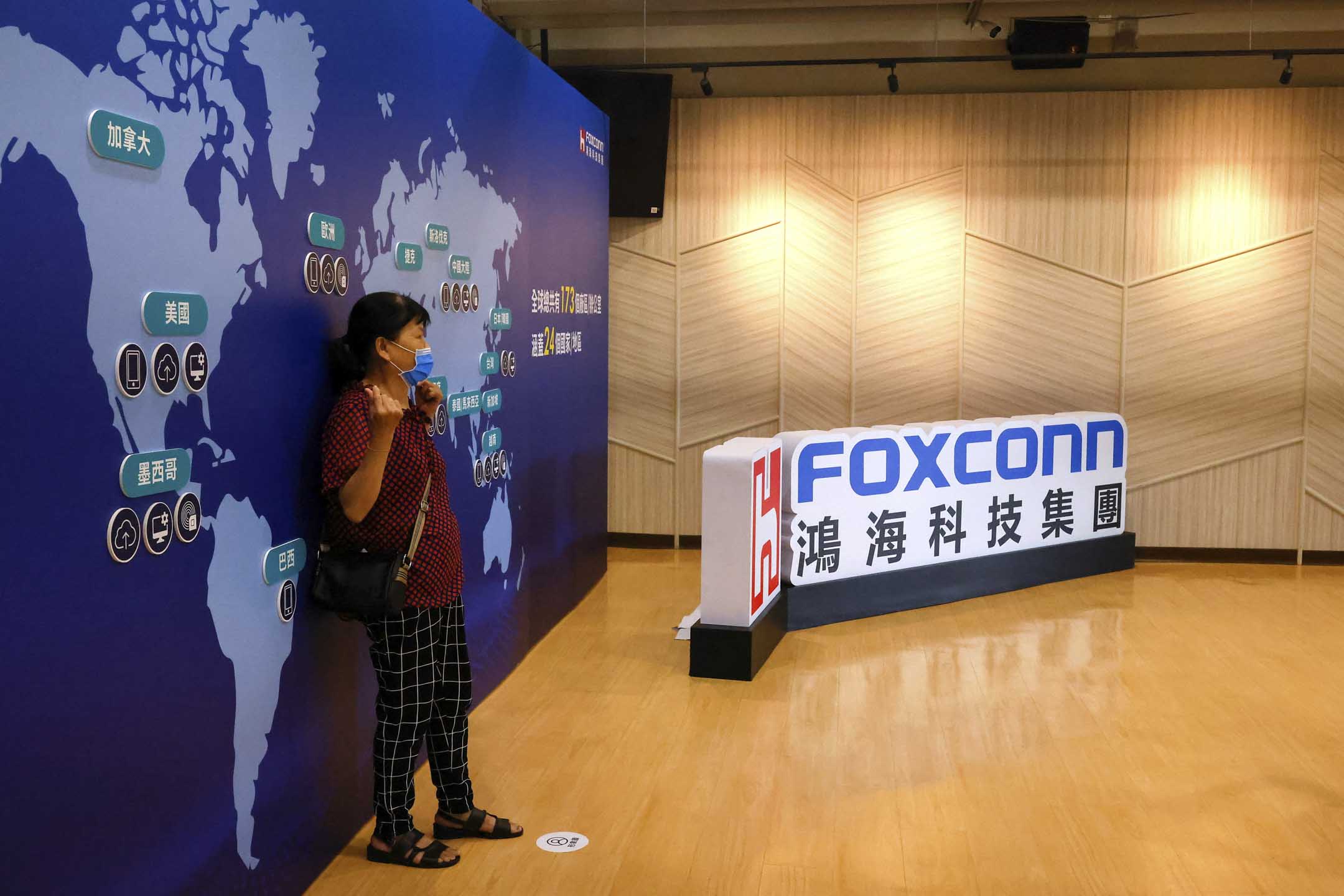 2023年5月31日,富士康股东在台湾新北市举行的年度股东大会后合影留念。摄:Ann Wang/Reuters/达志影像