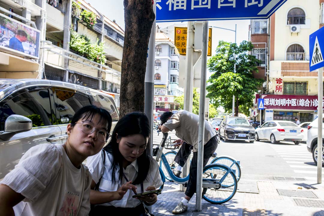 深圳寶安區下十圍廣生村,年輕人在街上。攝:林文清/端傳媒