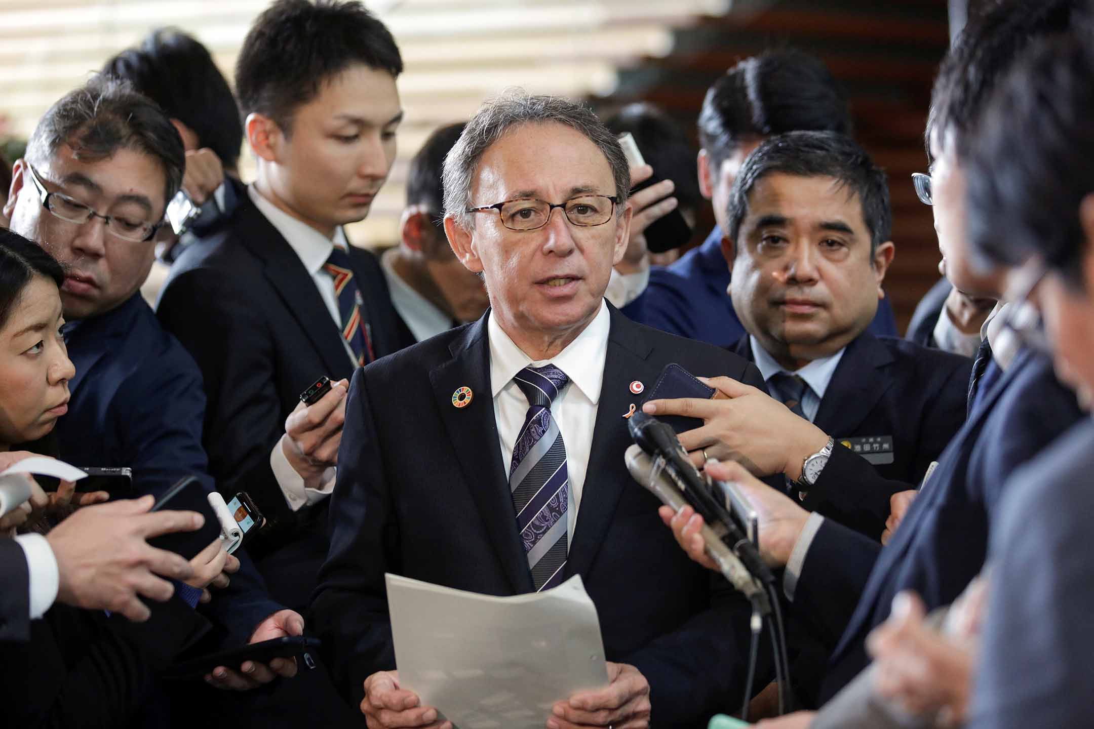 2019年3月1日,东京,冲绳知事玉城丹尼在安倍官邸与日本首相安倍晋三会面后向媒体发表讲话。摄:Kimimasa Mayama/Pool via Reuters