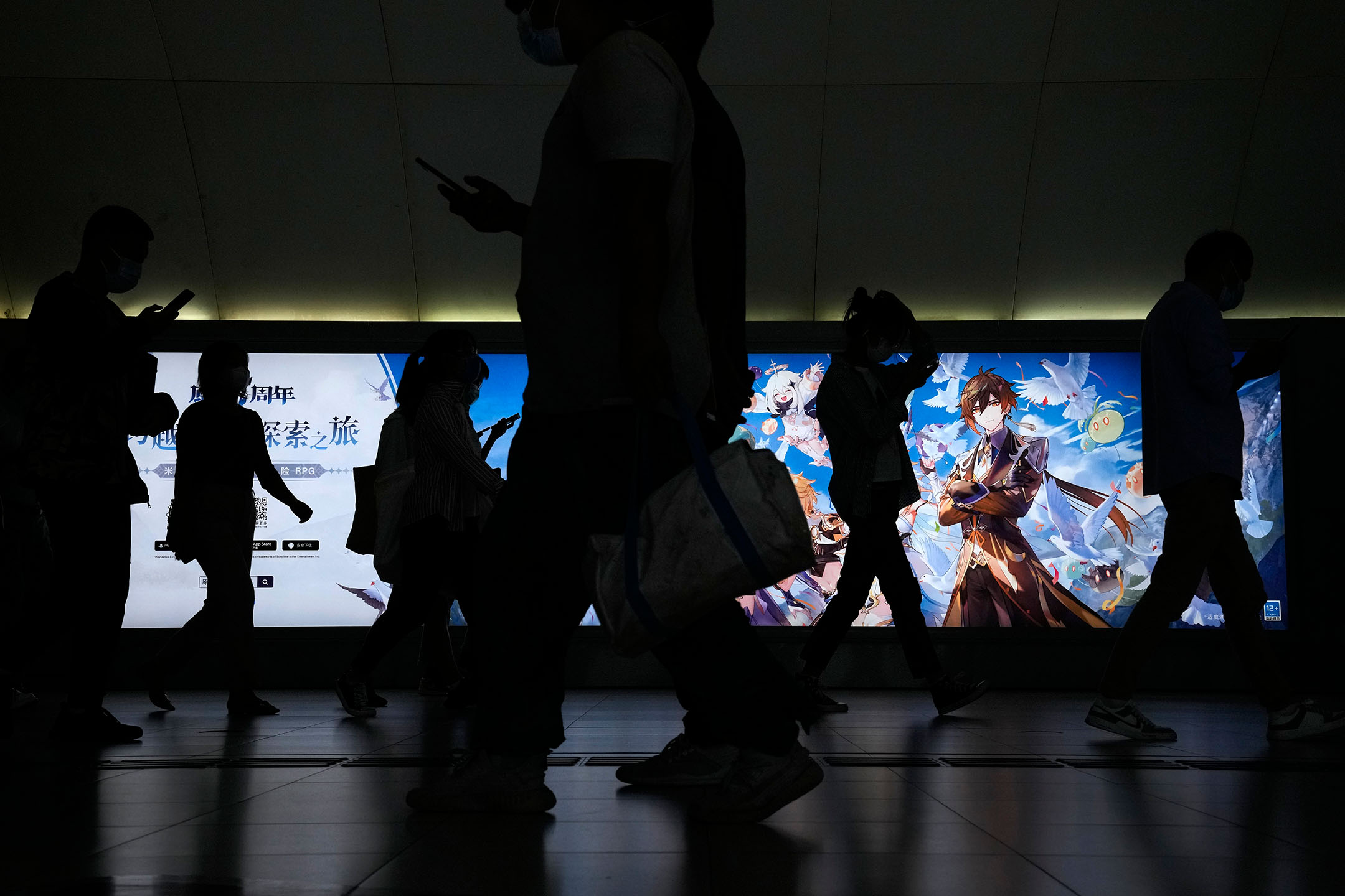 2021年9月14日,中國北京,行人經過手機遊戲的廣告。攝:Andy Wong/AP/達志影像
