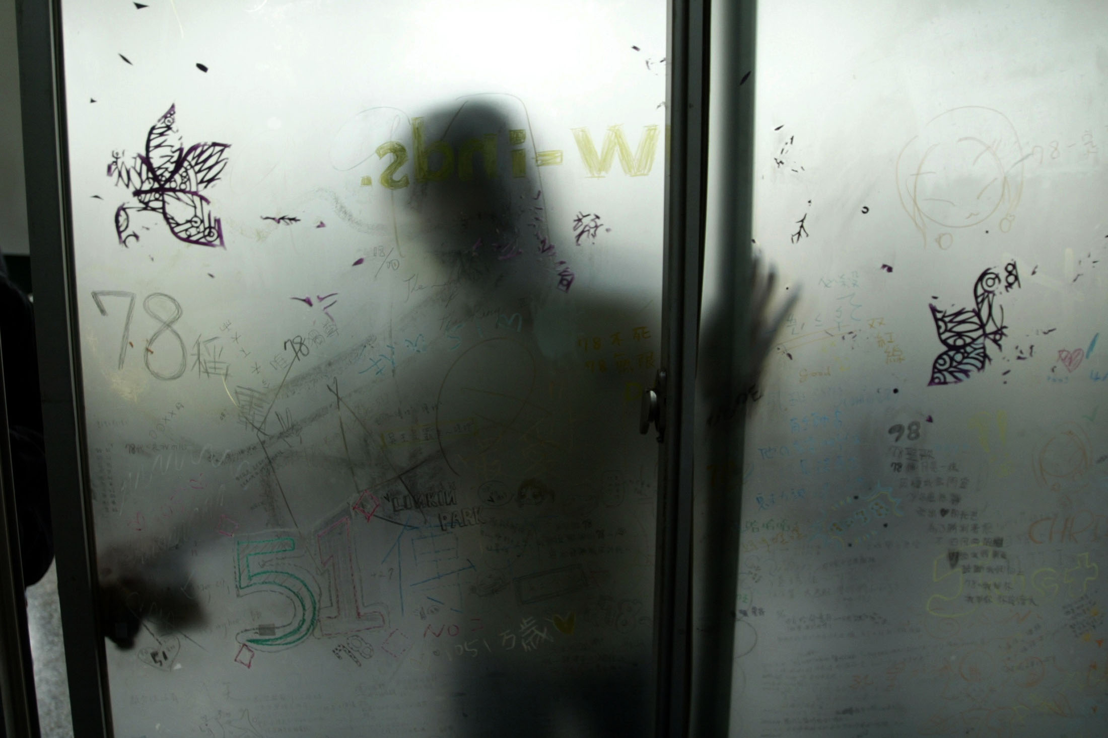 2003年12月18日,一名学生在台北的高中教室里擦拭窗户。摄:Simon Kwong/Reuters/达志影像