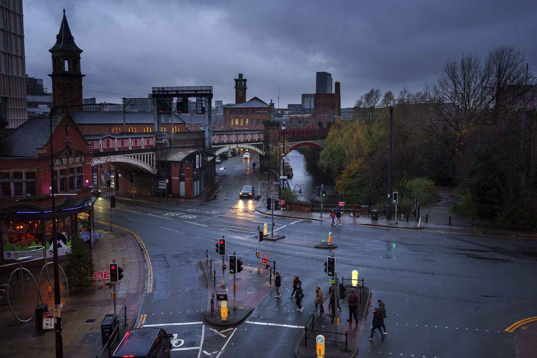2021年12月8日,英國曼徹斯特,晚上前通勤者冒雨回家。攝:Christopher Furlong/Getty Images