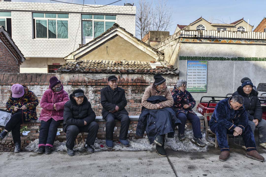 2023年1月16日,富陽鄉村的老人坐在路邊觀看傳統戲曲表演。攝:Sheldon Cooper/SOPA Images/LightRocket via Getty Images